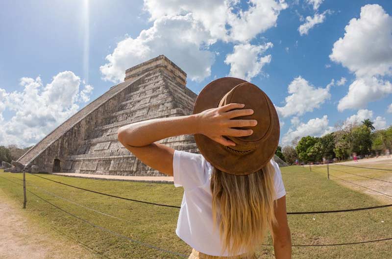 Woman looking at a great pyramide